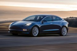 tesla model 3 autopilot navigation nye selvkørende funktioner lyskryds rundkørsel / Newz.dk