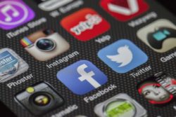 facebook twitter rusland bøde 50 dollars 300 kroner data gemt i landet forbud / Newz.dk