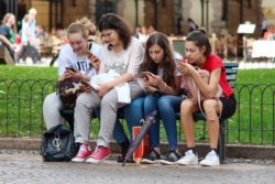 storbritannien lov regler beskytte unge sociale medier like synes godt om facebook twitter snapchat / Newz.dk