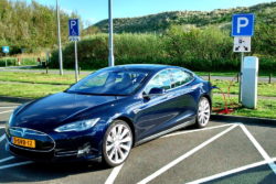 tesla smart summon funktion ude selvkørende biler video problemer fejl / Newz.dk
